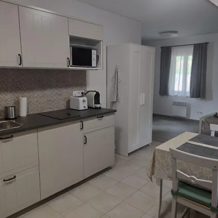 Kosbor Vendeghaz Lägenhet *